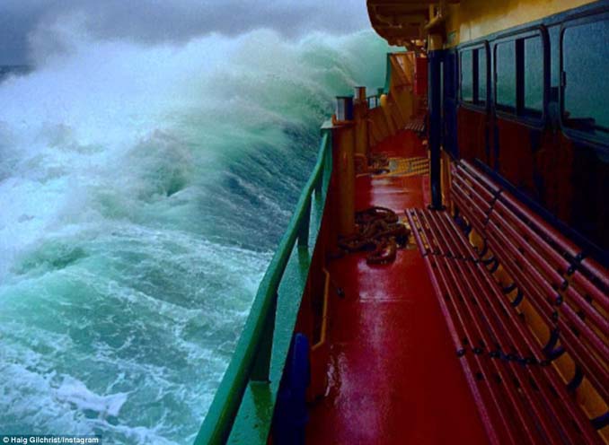 Εντυπωσιακές φωτογραφίες από τη μάχη ενός ferry boat με τα κύματα (5)