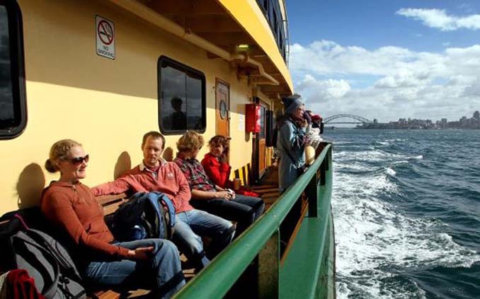 Εντυπωσιακές φωτογραφίες από τη μάχη ενός ferry boat με τα κύματα (6)