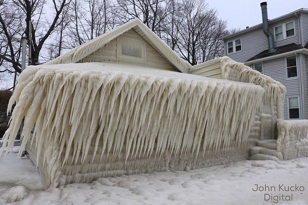 Το σπίτι που έγινε... γλυπτό από πάγο | Φωτογραφία της ημέρας