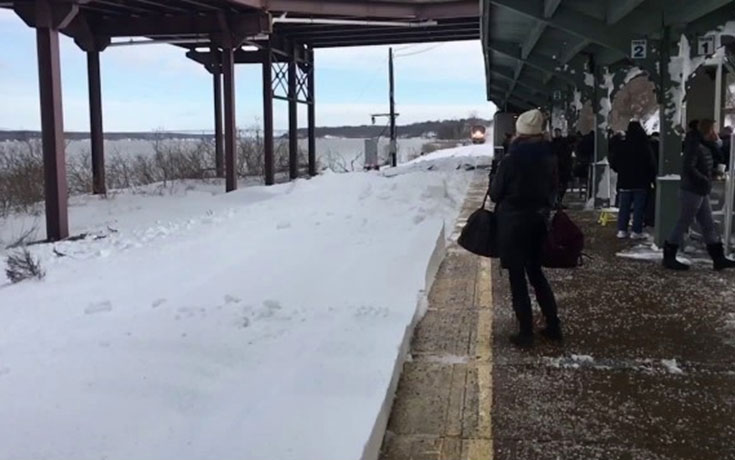 Τρένο επιφυλάσσει μια χιονισμένη έκπληξη σε όσους περιμένουν στο σταθμό