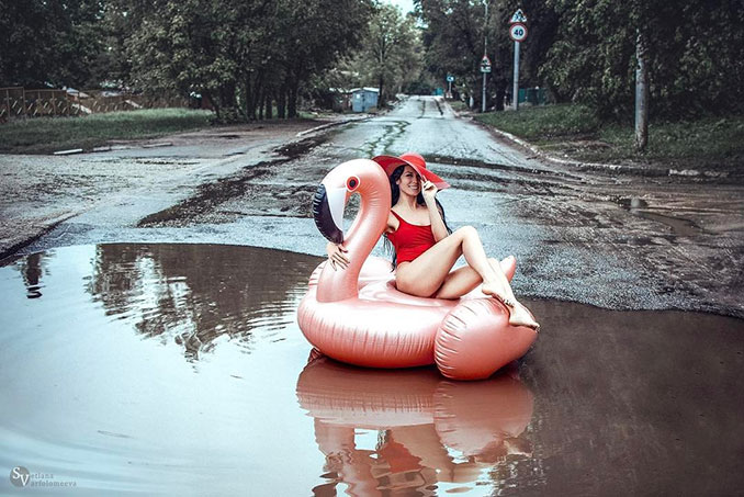 Μοντέλο διαμαρτύρεται για τους δρόμους στη Ρωσία με μια επαγγελματική φωτογράφηση στις λακκούβες (4)