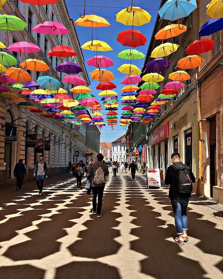 Ο πεζόδρομος με τις πολύχρωμες ομπρέλες | Φωτογραφία της ημέρας