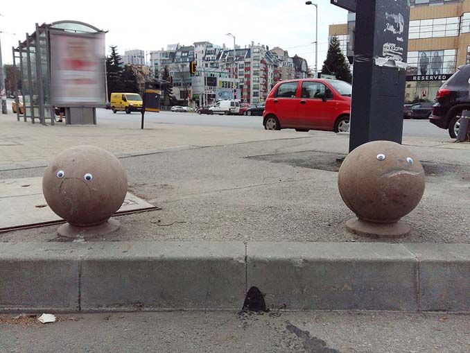 Κάποιος στη Βουλγαρία τοποθετεί ματάκια σε σπασμένα αντικείμενα και το αποτέλεσμα είναι άκρως διασκεδαστικό! (5)