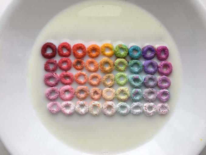 Ο Adam Hillman τακτοποιεί αντικείμενα και γλυκά με βάση το χρώμα (5)