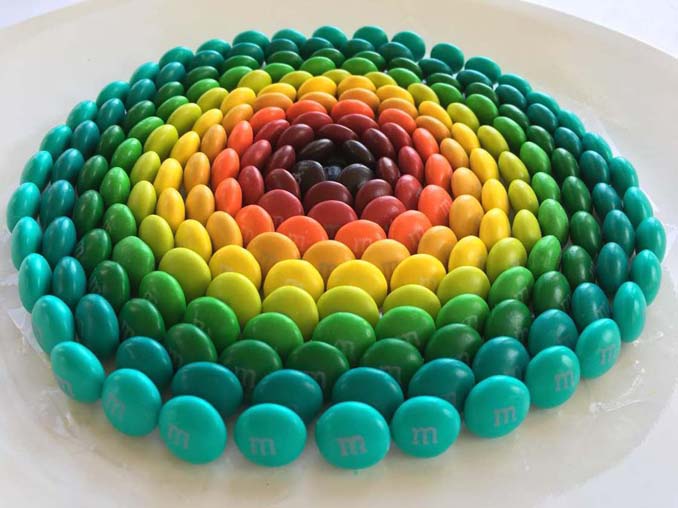 Ο Adam Hillman τακτοποιεί αντικείμενα και γλυκά με βάση το χρώμα (10)