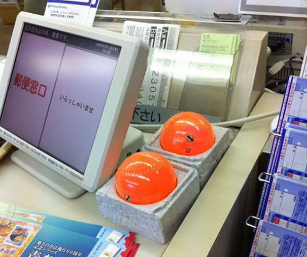 Αυτές οι περίεργες πορτοκαλί μπάλες υπάρχουν δίπλα σε κάθε ταμείο καταστήματος στην Ιαπωνία (1)