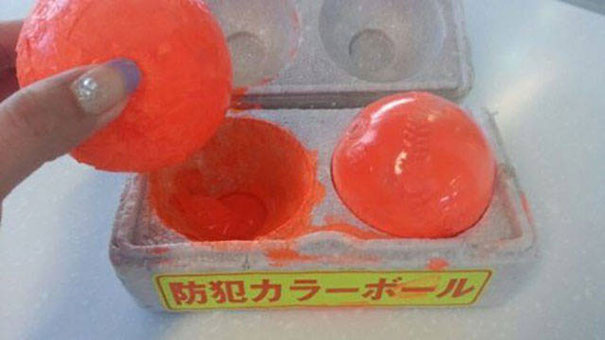 Αυτές οι περίεργες πορτοκαλί μπάλες υπάρχουν δίπλα σε κάθε ταμείο καταστήματος στην Ιαπωνία (2)