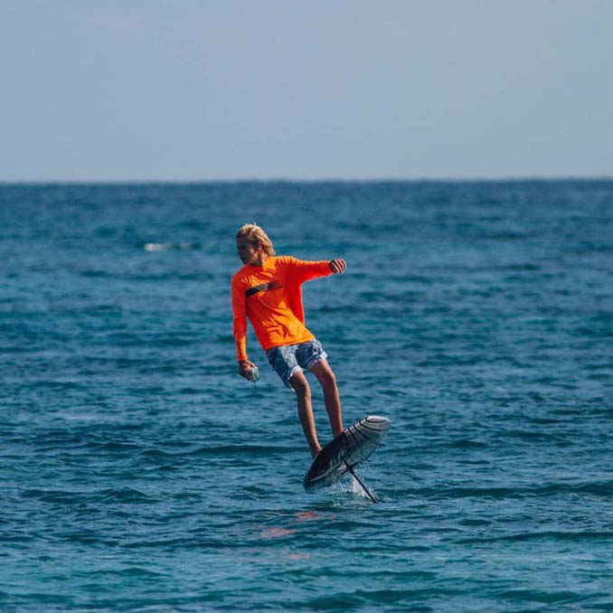 Ηλεκτρική σανίδα του surf που σε κάνει να πετάς πάνω από το νερό (3)