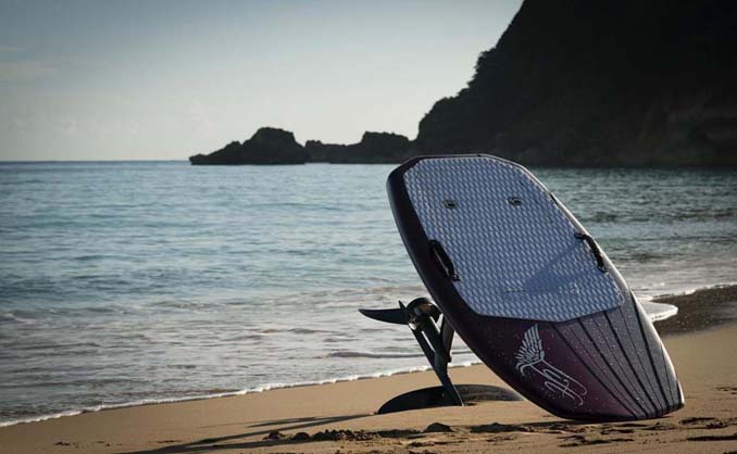 Ηλεκτρική σανίδα του surf που σε κάνει να πετάς πάνω από το νερό (6)