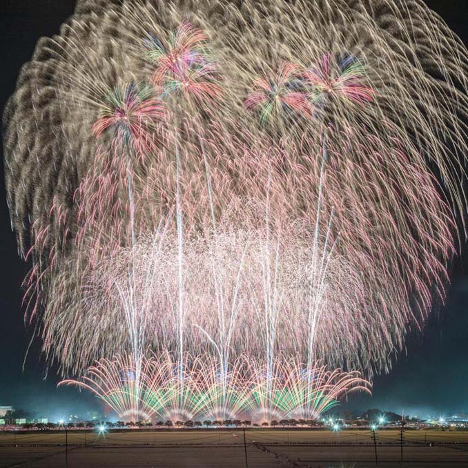 Φωτογράφος απαθανατίζει την ομορφιά των πυροτεχνημάτων στην Ιαπωνία (11)