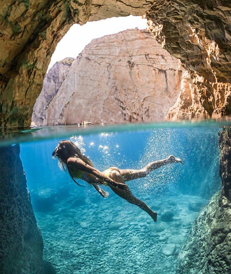 Κολυμπώντας στις γαλάζιες σπηλιές της Ζακύνθου | Φωτογραφία της ημέρας