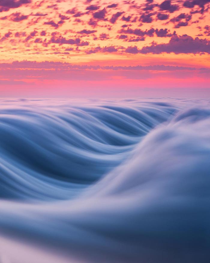 Ηλιοβασίλεμα πάνω από τα «κύματα» του ουρανού | Φωτογραφία της ημέρας