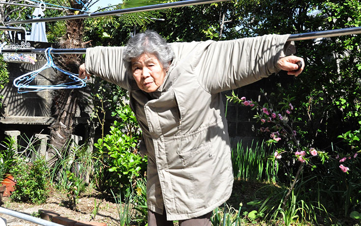 89χρονη γιαγιά από την Ιαπωνία ανακάλυψε τη φωτογραφία και ποζάρει για ξεκαρδιστικά πορτρέτα (1)