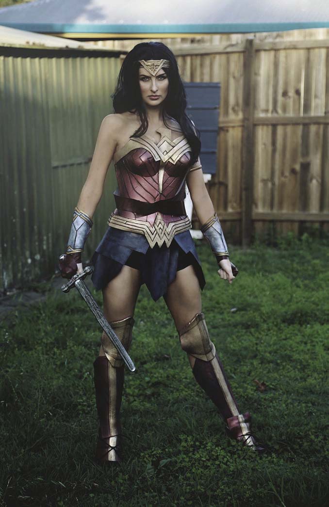 Έφτιαξε επική στολή Wonder Woman από ένα χαλάκι γιόγκα και μονωτική ταινία (6)