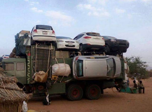 Μεταφορά αυτοκινήτων στην έρημο του Σουδάν (1)