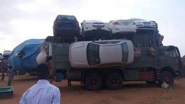 Μεταφορά αυτοκινήτων στην έρημο του Σουδάν (3)
