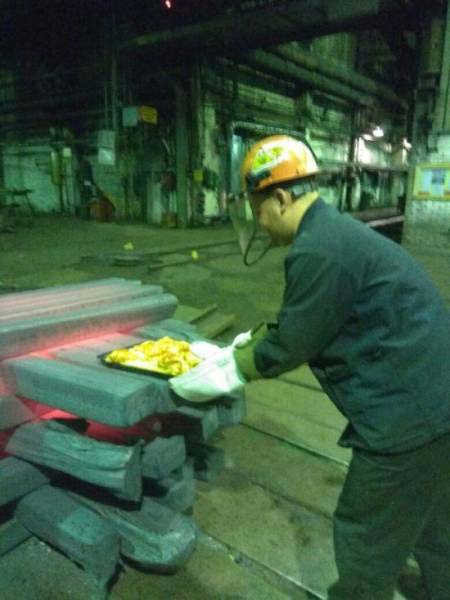 Κάπως έτσι μαγειρεύουν οι εργάτες σε ένα μεταλλουργικό εργοστάσιο (2)