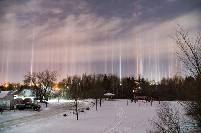 Εκπληκτικοί πυλώνες από φως στον ουρανό του Καναδά | Φωτογραφία της ημέρας