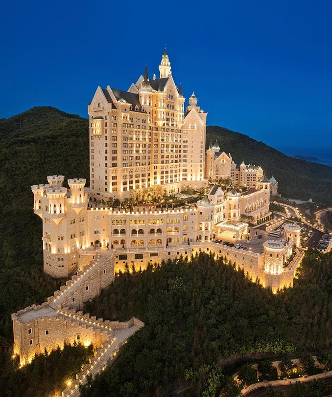 Επιβλητικό ξενοδοχείο με αρχιτεκτονική κάστρου στην Κίνα | Φωτογραφία της ημέρας