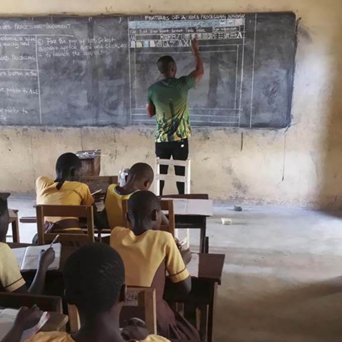 Καθηγητής στη Γκάνα διδάσκει Microsoft Word χωρίς Η/Υ (6)