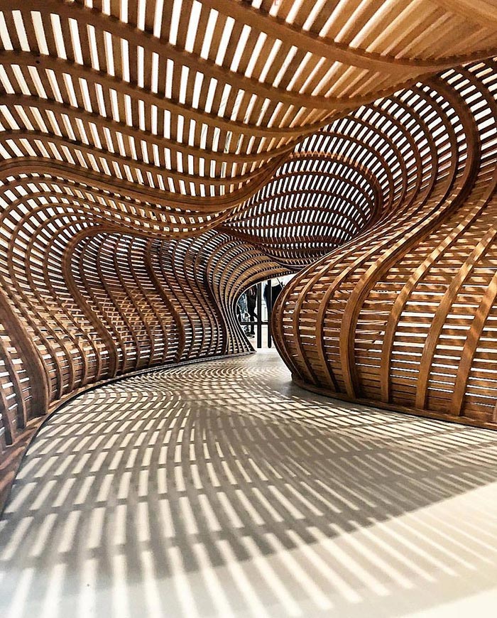 Εντυπωσιακή αρχιτεκτονική με ξύλινες καμπύλες | Φωτογραφία της ημέρας