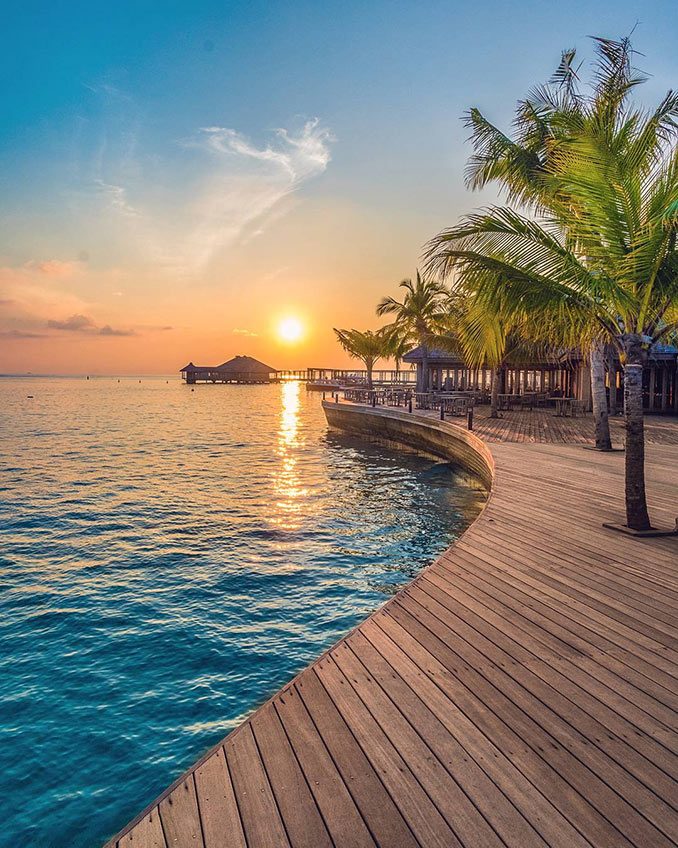 Ανατολή του ηλίου σε κάποιο εξωτικό resort στις Μαλδίβες | Φωτογραφία της ημέρας