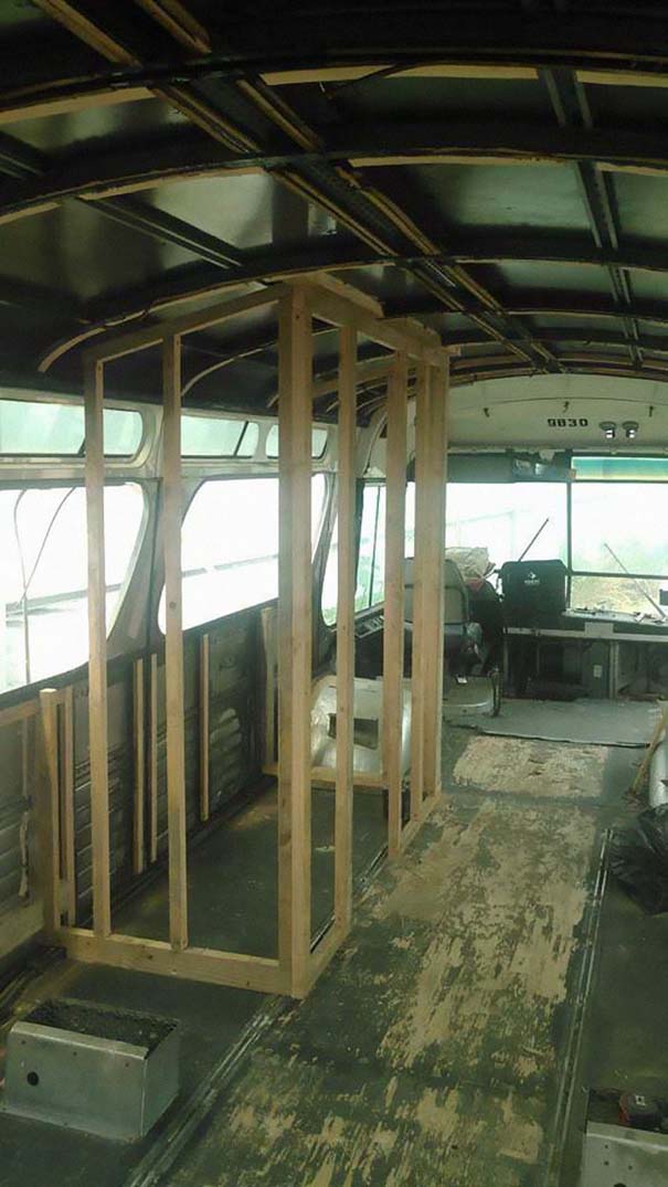 Γυναίκα αφιέρωσε τρία χρόνια για την μετατροπή παλιού λεωφορείου σε εκπληκτικό σπίτι (5)