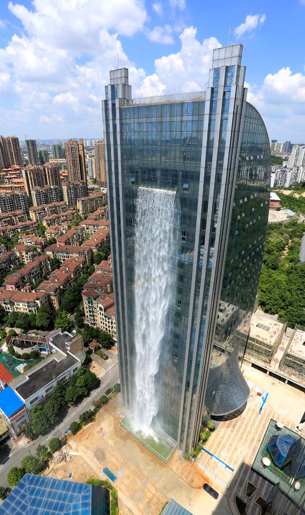 Οι Κινέζοι κατασκεύασαν τεχνητό καταρράκτη 100 μέτρων σε ουρανοξύστη (2)