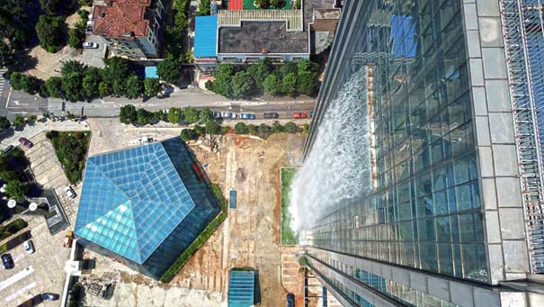 Οι Κινέζοι κατασκεύασαν τεχνητό καταρράκτη 100 μέτρων σε ουρανοξύστη (8)