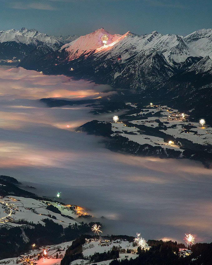 Πρωτοχρονιάτικα πυροτεχνήματα στα βουνά της Αυστρίας | Φωτογραφία της ημέρας