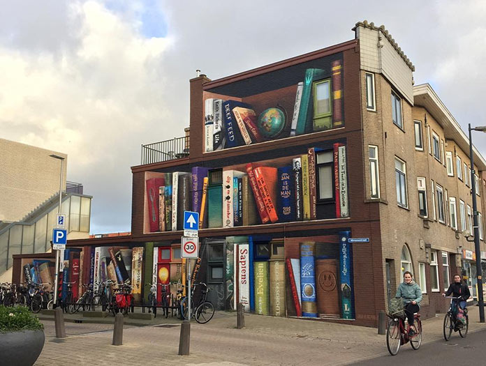 Τοιχογραφία σε πολυκατοικία με τα αγαπημένα βιβλία των κατοίκων | Φωτογραφία της ημέρας