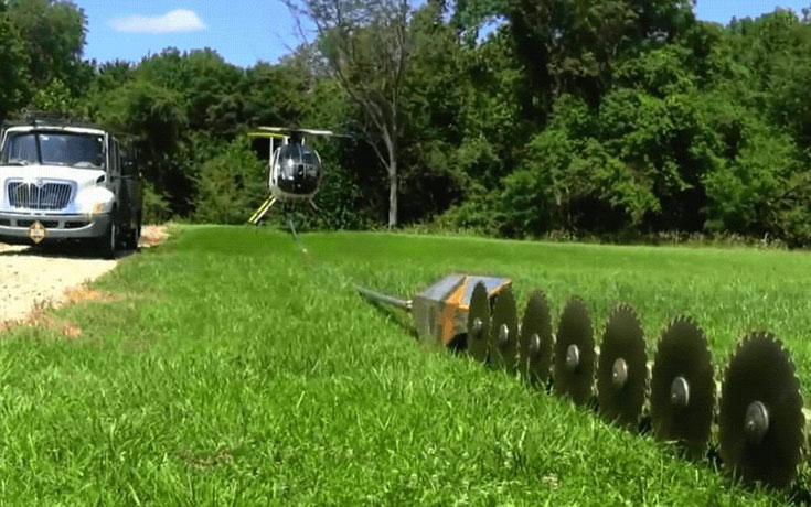 Αποτέλεσμα εικόνας για Ελικόπτερο με γιγάντιο πριόνι κουρεύει τα δέντρα δίπλα σε πυλώνες με καλώδια ηλεκτρισμού