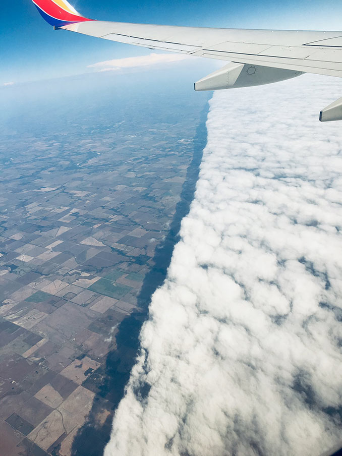 Ψυχρό μέτωπο από το παράθυρο του αεροπλάνου | Φωτογραφία της ημέρας