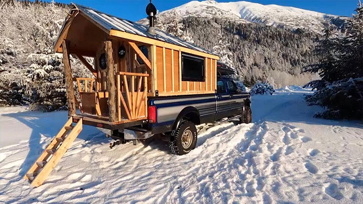 Μετέτρεψε το φορτηγάκι του σε σπιτάκι για τα χιόνια