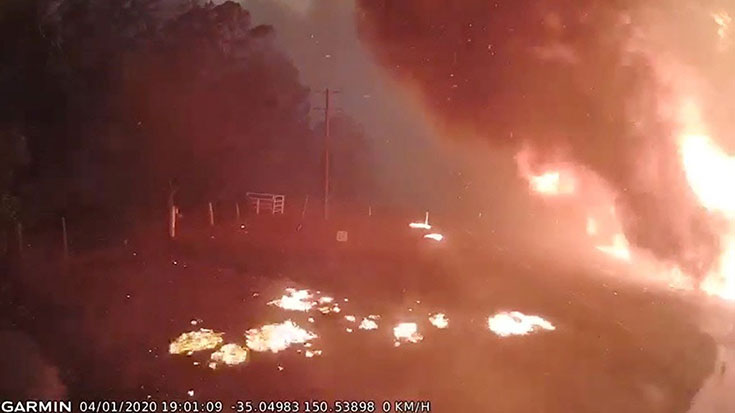 Κάμερα πυροσβεστικού οχήματος κατέγραψε την σοκαριστική ταχύτητα μιας δασικής πυρκαγιάς