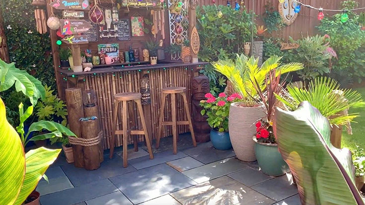 Γυναίκα έφτιαξε ένα εκπληκτικό εξωτικό Tiki Bar στον κήπο της