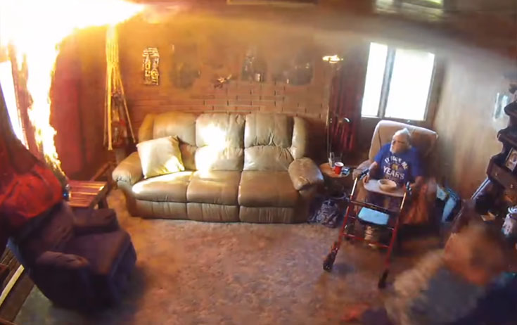 Αναμμένο κερί προκαλεί μια τρομερή πυρκαγιά σε σπίτι μέσα σε δευτερόλεπτα
