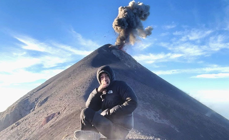 Άνθρωπος κάνει διαλογισμό και πίσω του ξεκινάει έκρηξη ηφαιστείου
