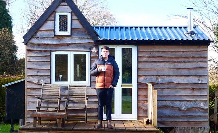 Έφηβος ξυλουργός κατασκεύασε το δικό του μικροσκοπικό σπιτάκι στον κήπο των γονιών του