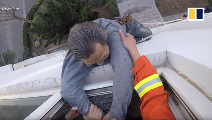 Πυροσβέστης σώζει ηλικιωμένο που κινδύνευε να πέσει από το παράθυρο