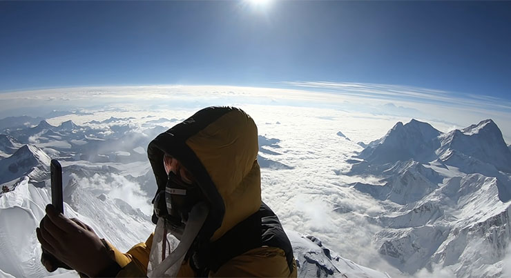 Video Deixnei Pws Einai Na Stekesai Koryfi Everest